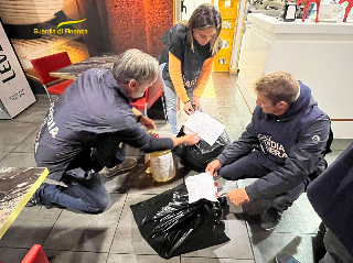 Marche - Pesce mal conservato: maxi sequestro e sanzioni a tre ristoratori